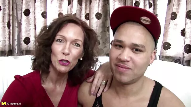 Sexe pas d'inscription  Foncé mamelons léchage video gratuite gouine et levrette putain de