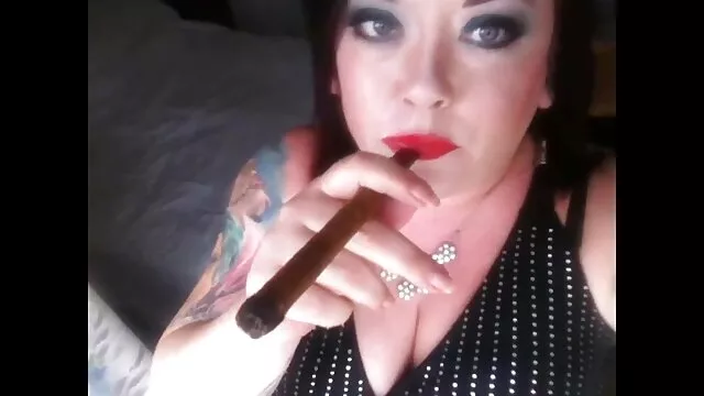 Sexe pas d'inscription  MILF videos pornos streaming séduit un homme avec de gros, gros lunettes avec