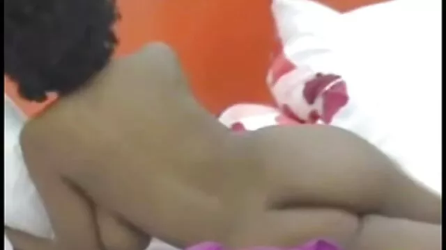 Sexe pas d'inscription  Mignon lesbiennes appréciant look dans la lit telecharger video porno sex