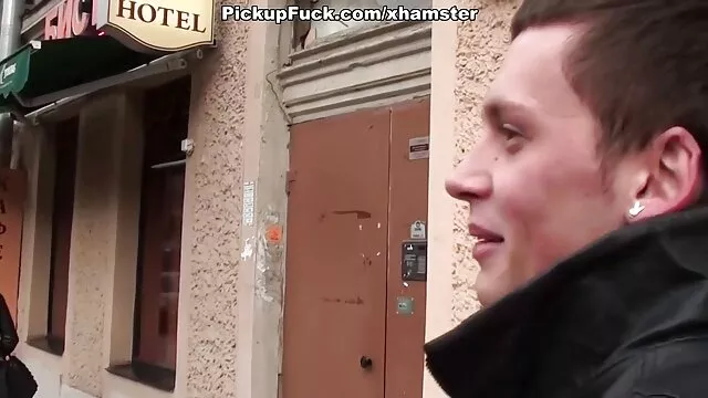 Sexe pas d'inscription  Une fille de video gratuit you porn 19 ans joue d'abord avec la tête d'un homme