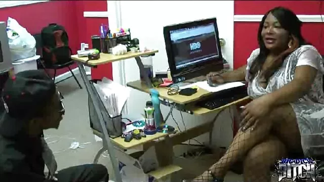 Sexe pas d'inscription  Les jeunes salopes baisent leurs petits amis dans un truc amovible video gratuit fille nue